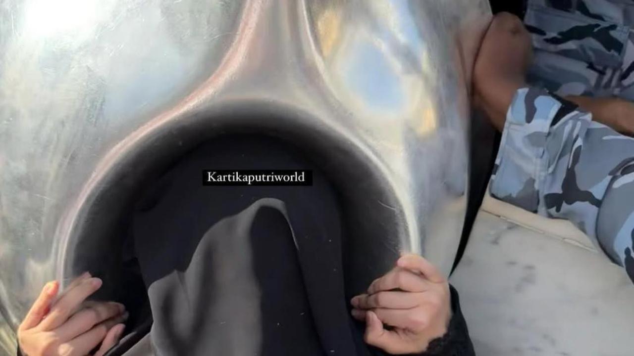 Dilarang Suami, Kartika Putri Akhirnya Mencium Hajar Aswad dengan Cara Tak Terduga