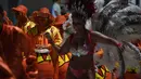 Penabuh genderang dan penari, bagian dari anggota Comparsa ambil bagian dalam parade karnaval Llamadas di Montevideo, Kamis (7/2). Para penari dengan berbagai kostum menarik meriahkan parade tersebut di jalanan Montevideo. (PABLO PORCIUNCULA/AFP)