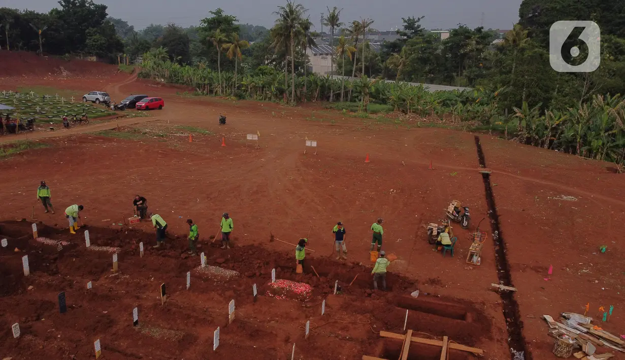 Foto udara memperlihatkan aktivitas pemakaman dengan protokol COVID-19 di TPU Pondok Ranggon, Jakarta, Sabtu (10/10/2020). Pemprov DKI Jakarta telah memperluas lahan TPU Pondok Ranggon sekitar 13.500 meter persegi untuk pemakaman jenazah dengan protokol COVID-19. (Liputan6.com/Helmi Fithriansyah)