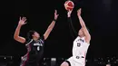 Pemain Timnas basket putra Indonesia (hitam) berusaha menghalau tembakan pemain Jepang, Ren Kanechika, dalam pertandingan Grup A Asian Games 2026 di Aichi International Arena, Nagoya, Jepang, Kamis (10/9/2026). Indonesia kalah 53-98 dari Jepang. (JIJI PRESS/AFP/Japan OUT)