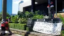 Sebuah keluarga melakukan aksi demo di depan gedung KPK, Jakarta, Senin (14/7/14). (Liputan6.com/Faisal R Syam)