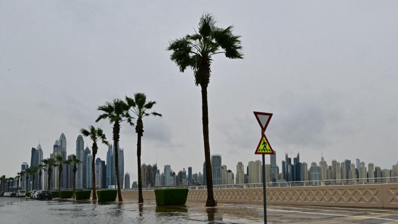 Kondisi salah satu ruas jalan yang terendam banjir di Dubai, Uni Emirat Arab, Kamis (2/5/2024).&nbsp;Uni Emirat Arab kembali diguyur hujan lebat hanya dua minggu berselang setelah rekor hujan lebat yang oleh para ahli dikaitkan dengan perubahan iklim.&nbs
