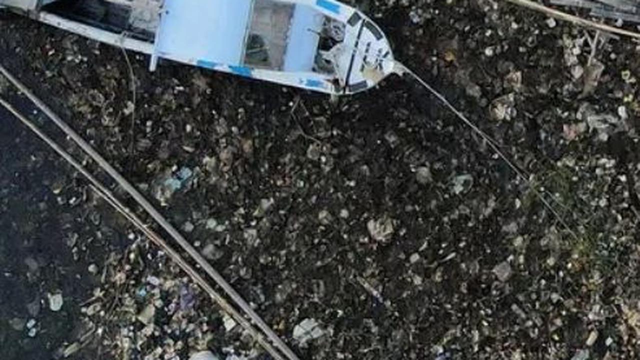 Tak Ada Tempat Bermain, Ini Potret Miris Anak-Anak Jakarta Renang di Lautan Sampah