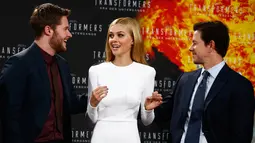 Nicola Peltz tampak berbincang dengan para pemain "Transformers: Age of Extinction" (REUTERS / Thomas Peter)