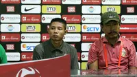 Pelatih Bhayangkara Surabaya United, Ibnu Grahan dan Evan Dimas saat mengikuti sesi tanya jawab bersama awak media pada lanjutan Torabika Soccer Championship 2016 di Stadion Delta Sidoarjo, Sabtu (11/6/2016). (Bola.com/Nicklas Hanoatubun)