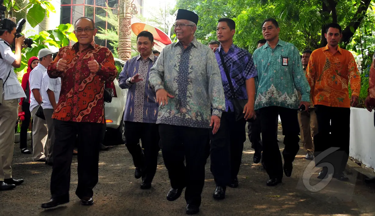 Ketum DPP Partai Golkar Munas Bali, Aburizal Bakrie (kiri) dan Ketua Dewan Syuro PKS Hilmi Aminuddin (berpeci) menghadiri acara pelantikan pengurus pusat Partai Gerindra di kantor DPP Partai Gerindra, Jakarta, Rabu (8/4/2015). (Liputan6.com/Yoppy Renato)