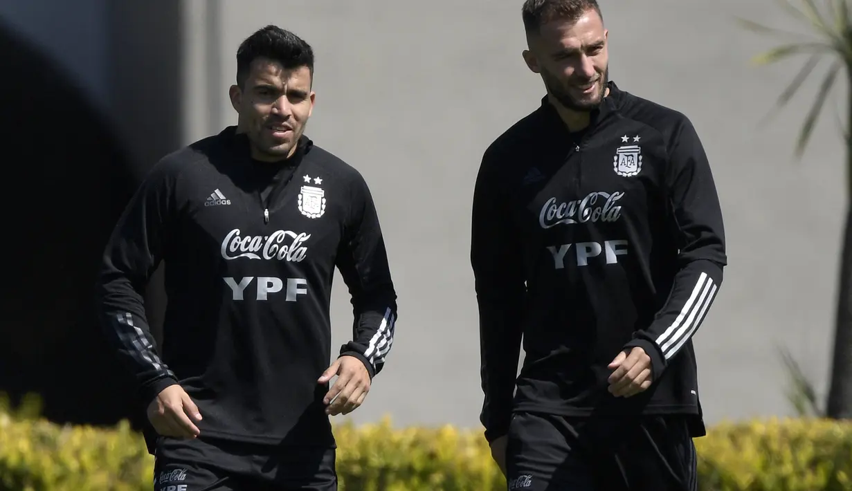 Gelandang Argentina Marcos Acuna (kiri) dan bek German Pezzella tiba untuk sesi latihan di Ezeiza, Buenos Aires (6/10/2021). Argentina akan bertanding melawan Paraguay pada Kualifikasi Piala Dunia 2022 zona Amerika Latin di Stadion Defensores del Chaco. (AFP/Juan Mabromata)