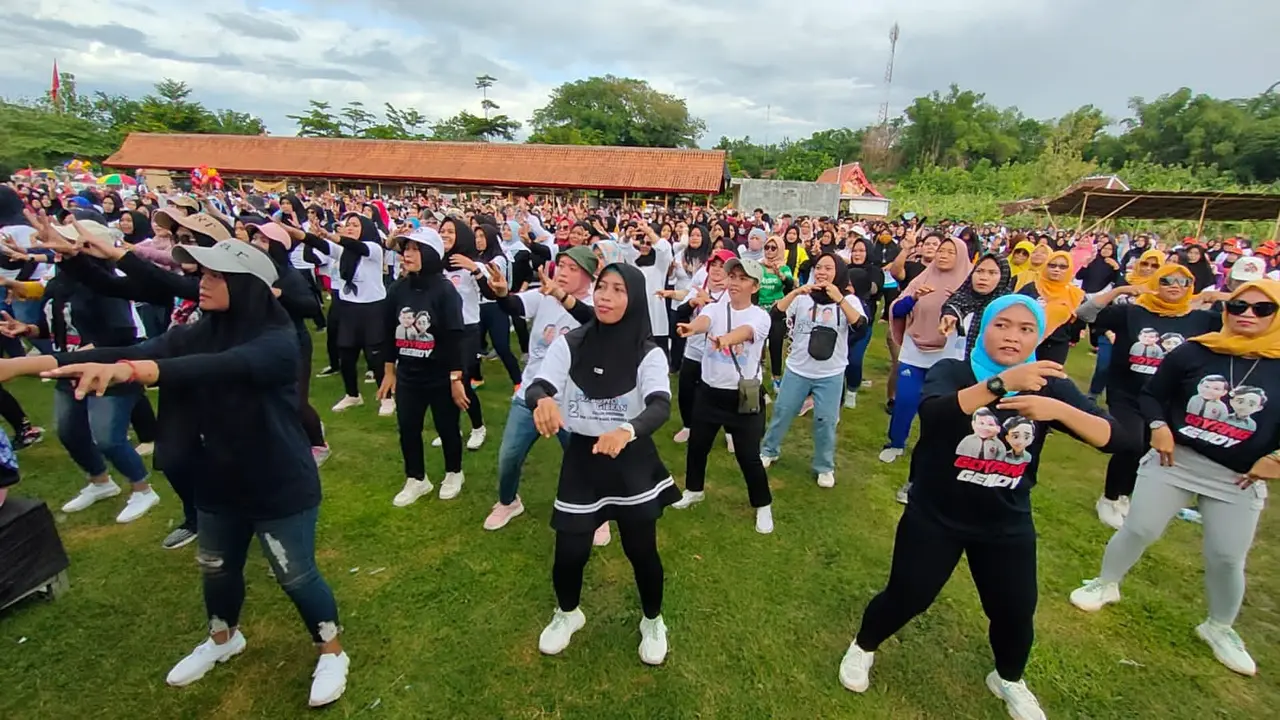 Para pendukung pasangan Prabowo Subianto dan Gibran Rakabuming Raka bergoyang Gemoy Oke Gas 02