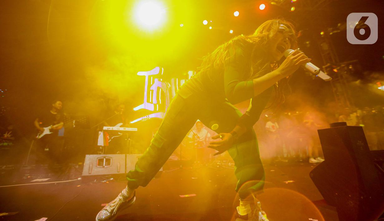 Pendangdut Inul Daratista beraksi pada acara Festival 6  di Senayan Park, Jakarta, Minggu (9/7/2023). (Liputan6.com/Faizal Fanani)