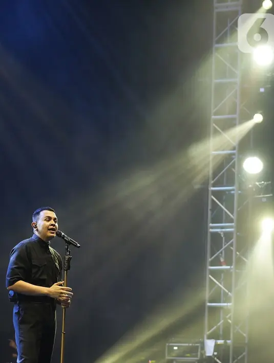 Penampilan penyanyi Tulus dalam Festival Sewindu Tulus di Istora Senayan, Jakarta, Jumat (1/11/2019). Konser yang digelar menandai delapan tahun perjalanan karier bermusiknya penyanyi Tulus membawakan sejumlah lagu hits seperti Sepatu dan Gajah. (Fimela.com/Bambang E. Ros)