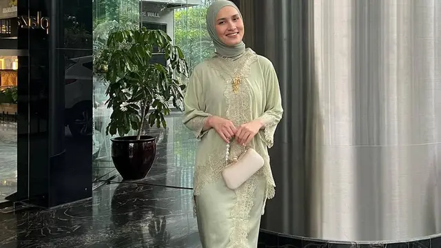 Dwi Handayani kebaya