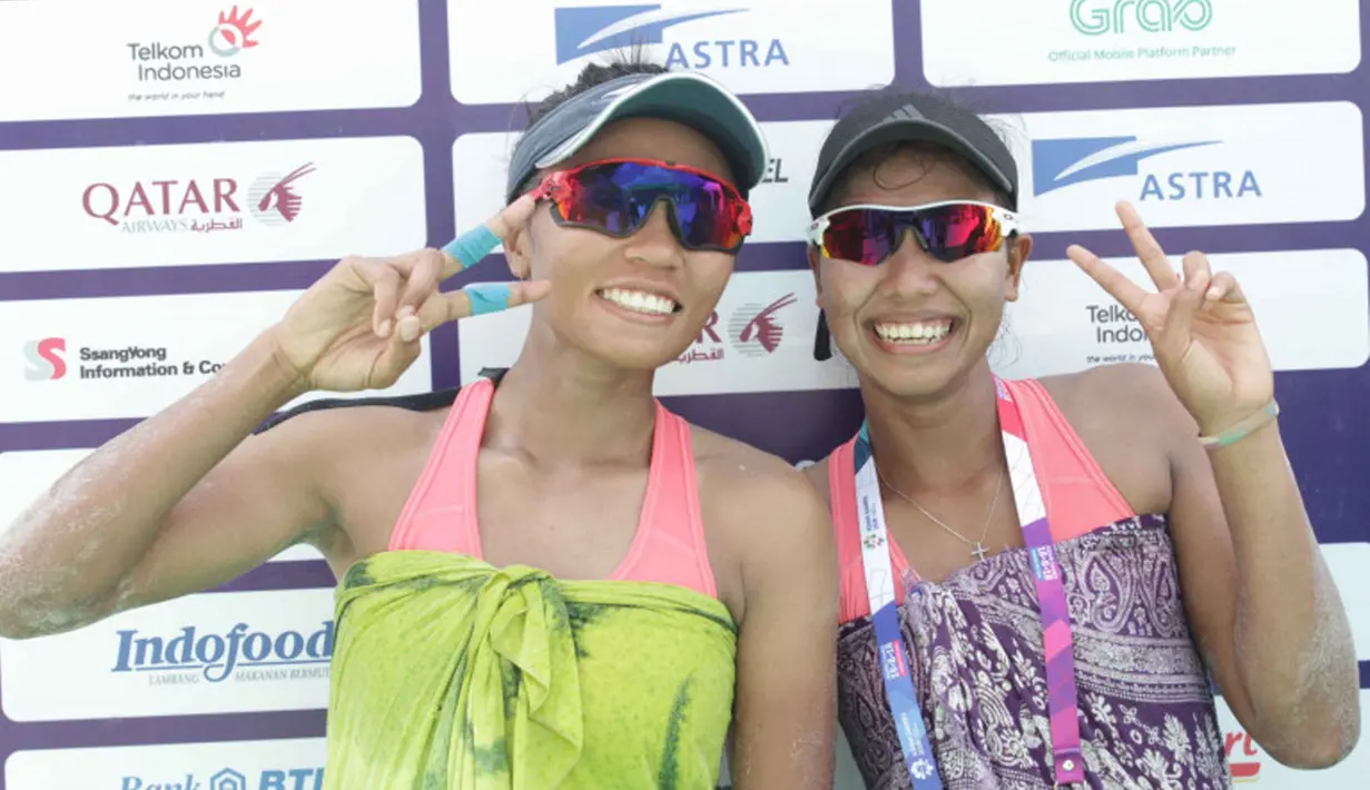 Pasangan pevoli pantai wanita Indonesia Desi Ratnasari dan Purari Eka Yokebed berpose usai bertanding melawan pasangan tim pevoli Timor Leste pada penyisihan pool C voli pantai Asian Games 2018 di Palembang, (20/8). (ANTARAFOTO/ INASGOC/Ful/Andi Rambe)
