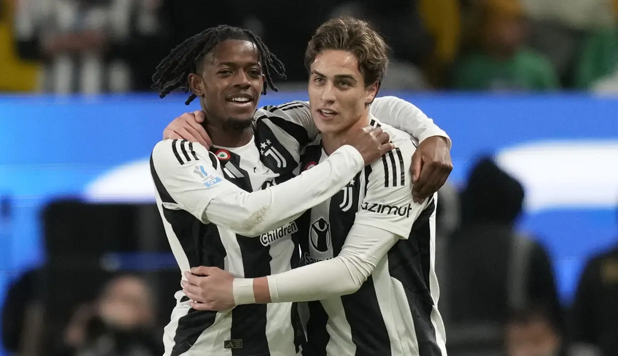 Pemain Juventus, Kenan Yildiz (kanan) melakukan selebrasi bersama Manuel Locatelli setelah mencetak gol ke gawang AC Milan pada laga semifinal Piala Super Italia 2025 yang berlangsung di Al-Awwal Park, Riyadh, Arab Saudi, Sabtu (04/01/2024) dini hari WIB. (AP Photo/Altaf Qadri)
