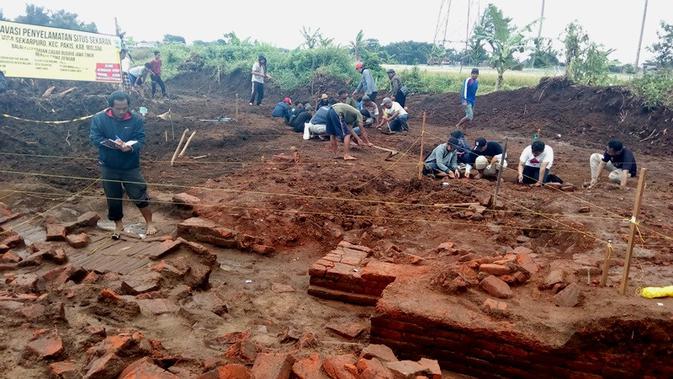 Penggalian situs peninggalan pra Majapahit yang ditemukan di lokasi proyek Tol Malang - Pandaan (Liputan6.com/Zainul Arifin)