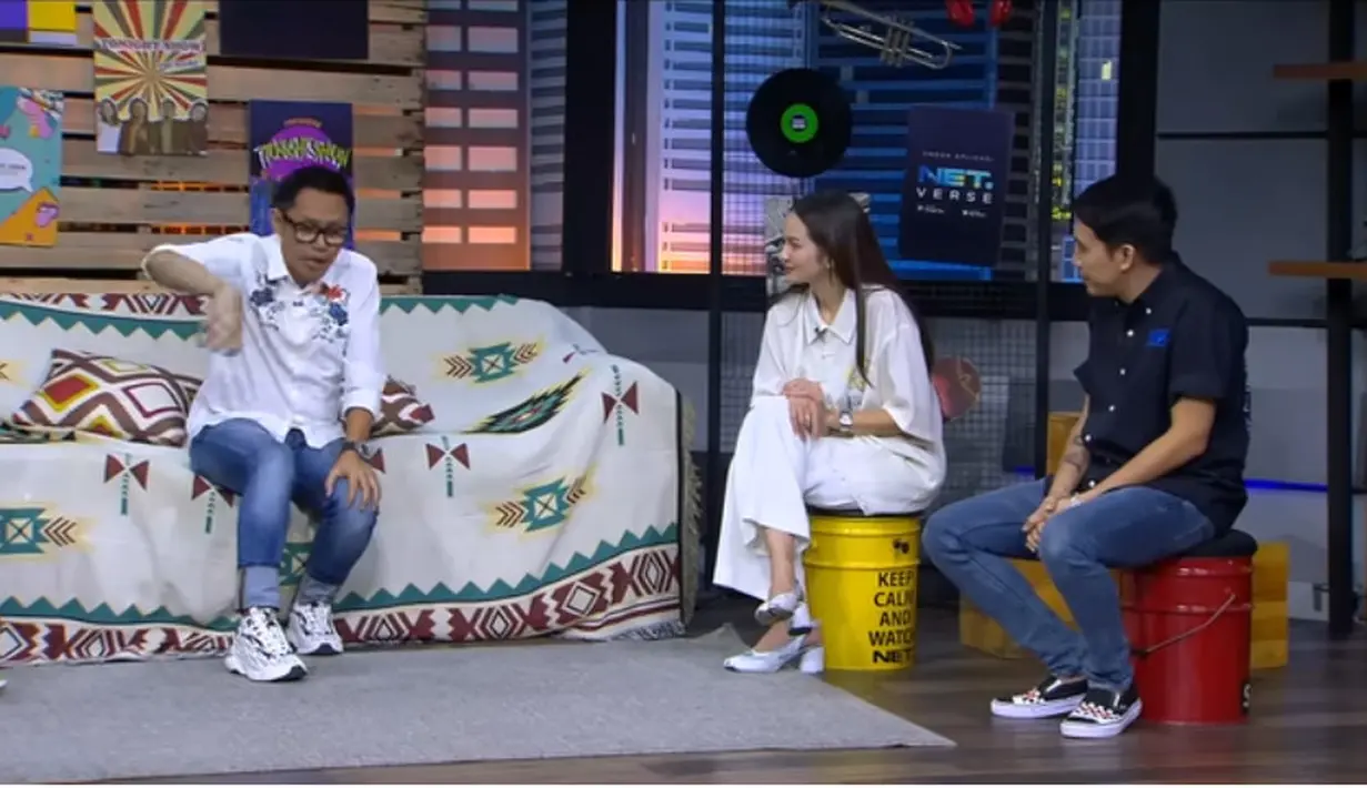 "Lu ngebayang ya, ngitung 20 aja males banget kacang hijau kecil-kecil ya mata sampai jereng-jereng, ini 250. Eh ini gue belum pernah cerita ke mana-mana loh tentang ini gara-gara ni an**ng dia nih (nunjuk Desta)" tutur Eko yang membuat para host lain tertawa. [Youtube/TonightShowNet]