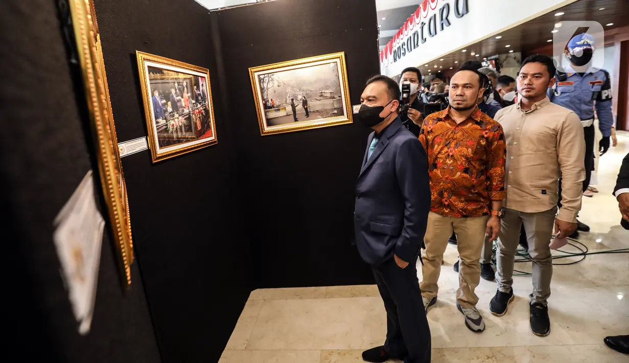 Wakil Ketua DPR RI Sufmi Dasco Ahmad melihat-lihat karya foto yang dipamerkan dalam Pameran Foto Jurnalistik Warna-Warni Parlemen dengan tema Bangkit Lebih Cepat di loby Nusantara II DPR, Senayan, Jakarta, Senin (29/8/2022). Pameran tahun ini bertemakan "Bangkit Lebih Cepat". (Liputan6.com/Johan Tallo)