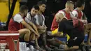 Pemain Inter Miami, Luis Suarez (tengah) mendapatkan perawatan di samping Lionel Messi yang sedang berbicang dengan Jordi Alba pada laga persahabatan melawan Timnas El Salvador yang digelar di Kota San Salvador, El Salvador, Sabtu (20/01/2024) pagi WIB. (AP Photo/Moises Castillo)