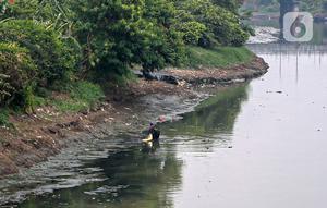 Saat musim hujan, air melimpah dari lima sungai akan mengalir ke KBT hingga ke permukiman. Lima sungai itu, yakni Sungai Cipinang, Sungai Sunter, Sungai Buaran, Sungai Jati Kramat, dan Sungai Cakung. (Liputan6.com/Faizal Fanani)