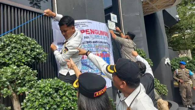Satuan Polisi Pamong Praja Provinsi DKI Jakarta menutup serta menghentikan aktivitas usaha White Rabbit.