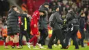 Pelatih Liverpool, Jurgen Klopp (kanan) merayakan kemenangan bersama pemainnya, Jayden Danns setelah laga putaran kelima Piala FA 2023/2024 melawan Southampton di Anfield, Liverpool, Inggris, Kamis (29/02/2024) WIB. (AP Photo/Jon Super)