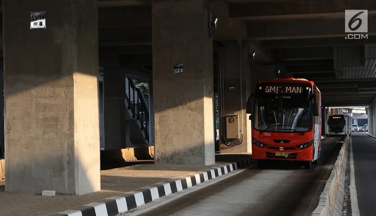 Bus Transjakarta melintas di sekitar Stasiun MRT ASEAN di Jakarta, Kamis (4/4). Pemprov DKI Jakarta menargetkan pembangunan skybridge yang menghubungkan Stasiun MRT ASEAN dengan halte transjakarta CSW di koridor 13 rampung pada Oktober 2019. (Liputan6.com/Immanuel Antonius)