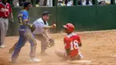 M. Rizki dari DKI Jakarta sliding di home base pada pertandingan kedua babak penyisihan softball putra PON XX Papua antara DKI Jakarta vs Papua Barat di Lapangan Softball Uncen, Kota Jayapura, Rabu (22/09/2021). (Foto : PB PON XX PAPUA/Robertus Pudyanto)