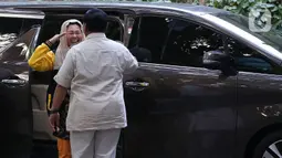 Tiba di Jalan Kertanegara 4 sekitar pukul 17.07 WIB, Yenny Wahid dan Ketua Umum DPP Partai Gerindra Prabowo Subianto terlihat saling memberi salam hormat. (Liputan6.com/Johan Tallo)