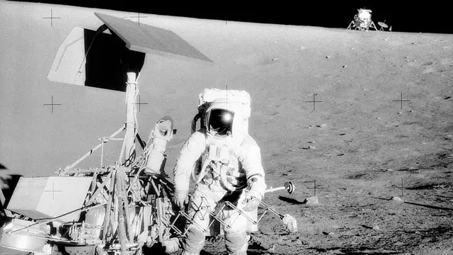 Ilustrasi pendaratan Bulan. Pete Conrad , komandan Apollo 12 , berdiri di sebelah Surveyor 3 pendarat (Wikimedia Commons)