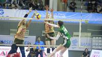Dua pemain Gresik Petrokimia Pupuk Indonesia melakukan blok terhadap spike yang dilepaskan pemain asing Yogya Falcons, Sabina Altynbekova, dalam laga seri keempat putaran kedua PLN Mobile Proliga 2025 di GOR PSCC Palembang, Sabtu (22/2/2025). (Dok. PBVSI)