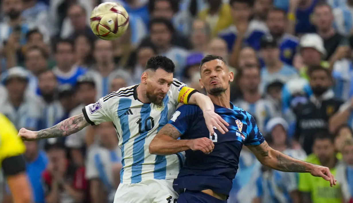 <p>Pemain Argentina,&nbsp;Lionel Messi (kiri) berebut bola dengan pemain Kroasia, Dejan Lovren saat laga semifinal Piala Dunia 2022 yang berlangsung di Lusail Stadium, Qatar, Selasa (13/12/2022) waktu setempat. (AP Photo/Petr David Josek)</p>