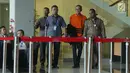 Mantan anggota DPRD Sumut 2009-2014, Elezaro Duha usai menjalani pemeriksaan di Gedung KPK, Jakarta, Selasa (7/8). Elezaro Duha merupakan tersangka penerima suap dari mantan Gubernur Sumut, Gatot Pujo Nugroho. (Liputan6.com/Helmi Fithriansyah)