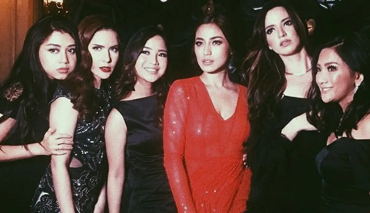 Di saat para sahabat dan tamu undangan hadir memakai black dress, justru si Birthday Girl ini tampak cantik degan gaun berwarna merah. Model gaun yang sederhana membuat penampilannya makin memesona. (Instagram)