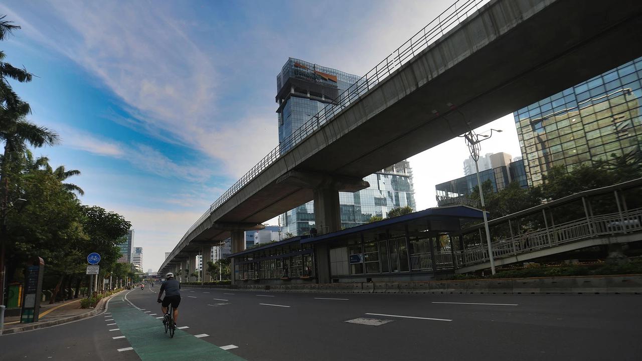 FOTO: Ibukota Jakarta Sepi di Bawah Langit Biru