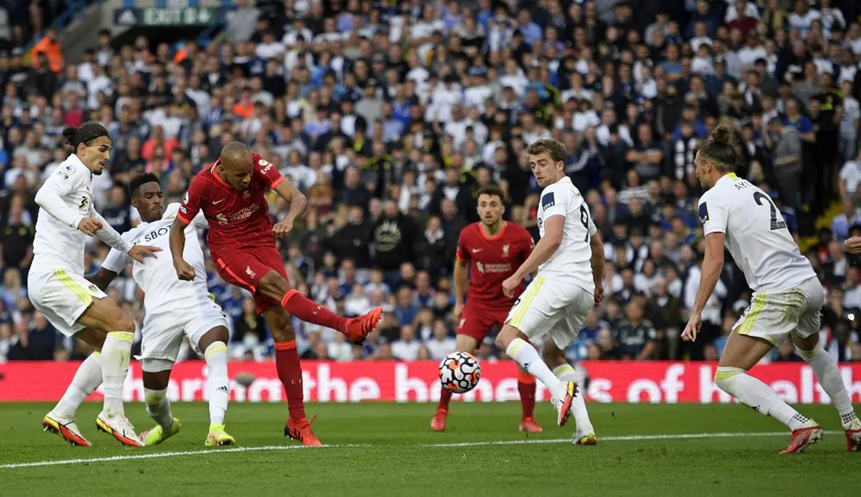 Pemain Liverpool Fabinho (ketiga kiri) menendang bola untuk mencetak gol ke gawang Leeds United pada pertandingan Liga Inggris di Elland Road, Leeds, Inggris, 12 September 2021. Liverpool menang 3-0. (Oli SCARFF/AFP)