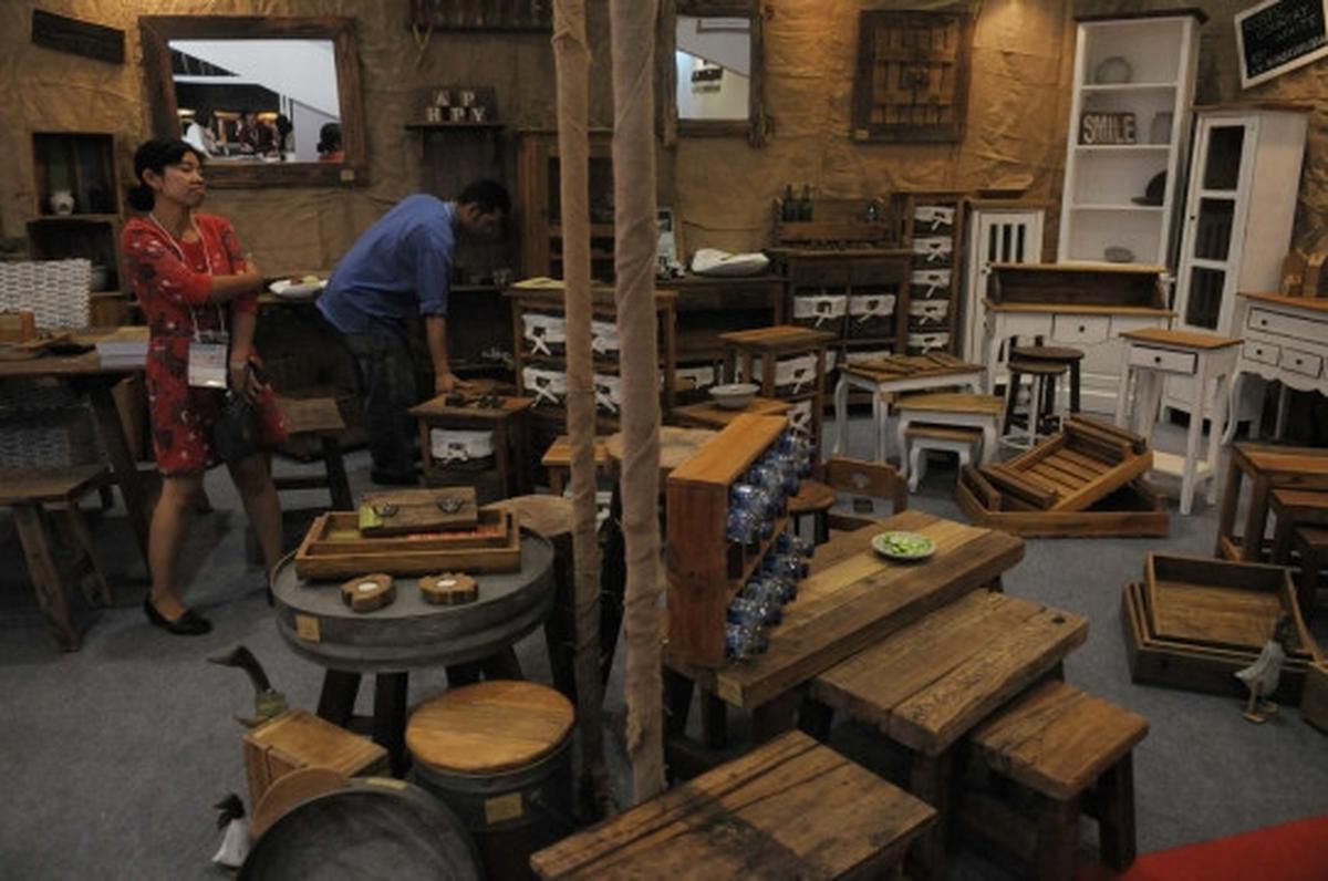 Melihat produk-produk dalam negeri di Trade Expo Indonesia 2015