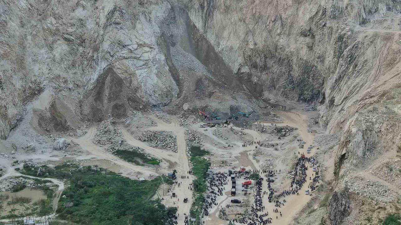 FOTO: !4 Penambang Galian C Tewas dan 8 Lainnya Masih Tertimbun Longsor Di Gunung Kuda Cirebon