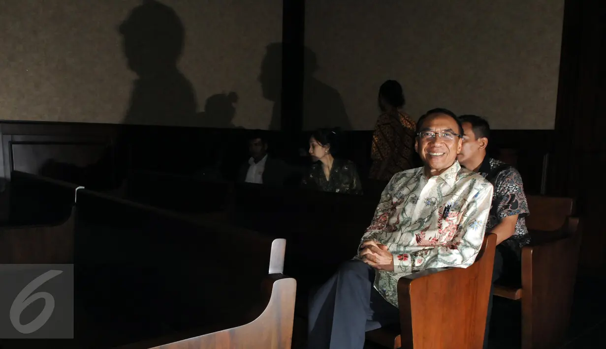 Jero Wacik tersenyum ke kamera saat Menanti Persidangan lanjutan di Pengadilan Tipikor, Jakarta Pusat, Kamis (3/12). Dalam sidang lanjutan kali ini hanya menghadirkan saksi ahli dari BPK andi Rahmat Zubair. (Liputan6.com/Helmi Afandi)
