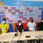 Prilly Latuconsina merayakan kemenangan Persikota Tangerang atas Persikasi pada Liga 3. (Liputan6.com/Pramita Tristiawati)
