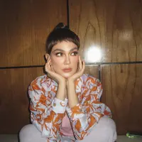 Ia memadukan grey jeans, t-shirt pink dan kemeja lengan panjang. Wajahnya pun dipulas senada dengan warna motif kemejanya. [instagram/lunamaya]