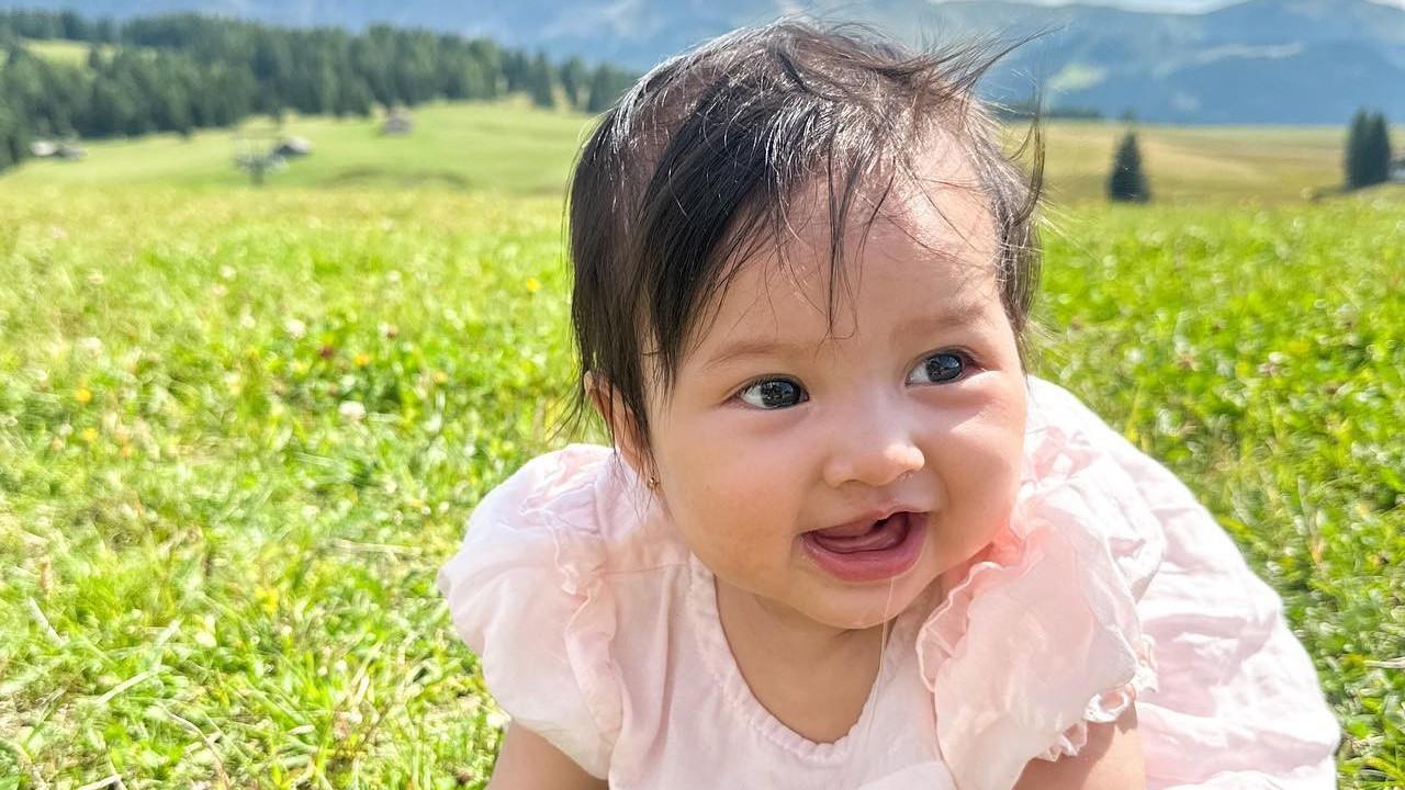 Lucu! Potret Baby Launa Anak Sabrina Anggraini & Belva Devara saat Liburan di Italia, Ekspresinya di Depan Kamera Gemesin Banget