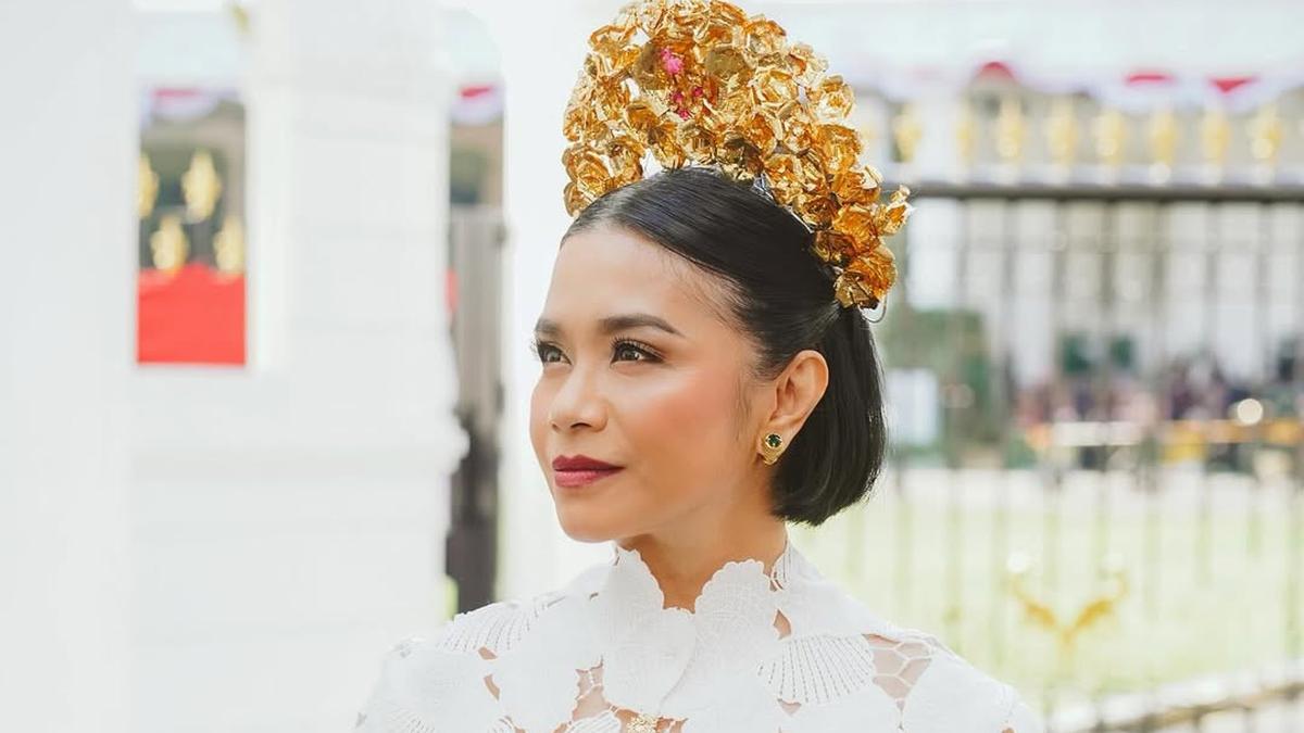 Gaya Ruth Sahanaya di Upacara Penurunan Bendera Merah Putih, Kebaya Modifikasi yang Anggun Berpadu Wastra Indonesia