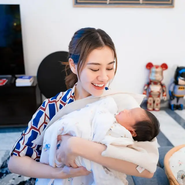 6 Potret Aaliyah Massaid Momong Anak Sahabat, Menanti Kelahiran Buah Hati Pertama