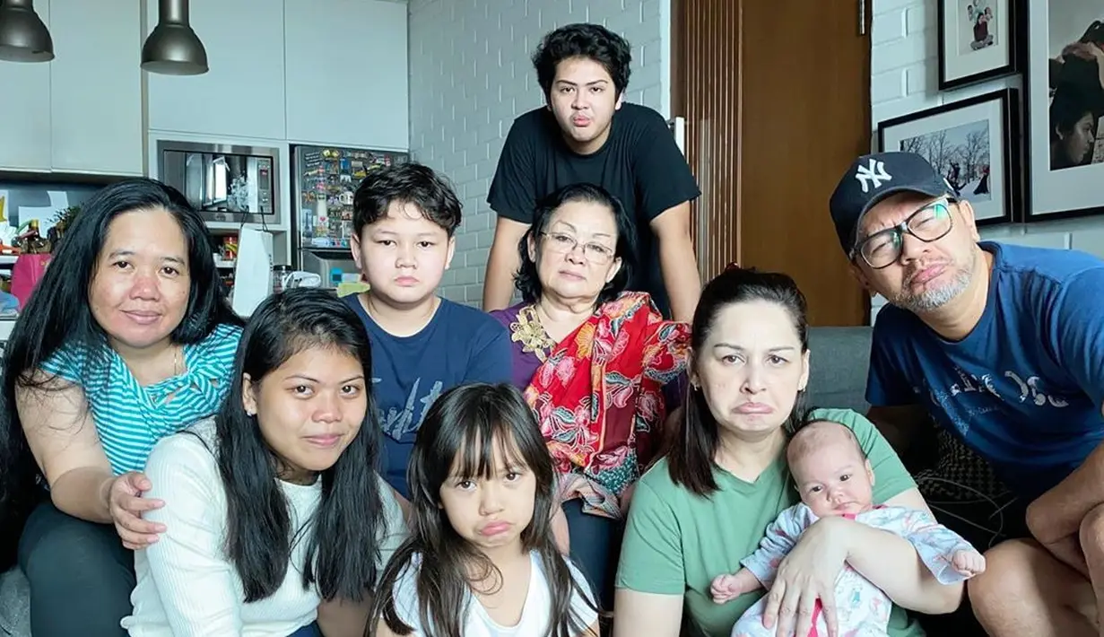 "Pasti (membatasi orang yang menjenguk). Eyangnya aja baru lihat setelah 4 bulan. Jadi waktu lahiran sampe kemarin itu baru ketemu sama Numa, saudara-saudara juga, karena takut lah," ujar Indra Brasco. (Instagram/monaratuliu)