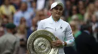 Ashleigh Barty merebut gelar Wimbledon 2021 usai mengalahkan Karolina Pliskova di Lapangan Utama All England Lawn Tennis and Croquet Club, Sabtu (10/7/2021). (AFP/ADrian Dennis)