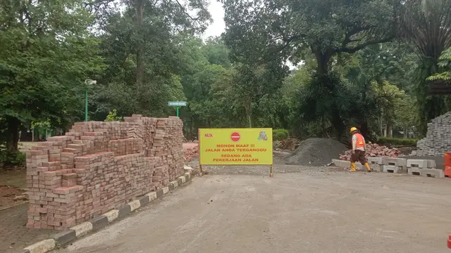 Proses perbaikan akses jalan di Ragunan