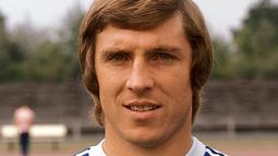 Klaus Fischer adalah mantan pemain sepak bola Jerman, yang terkenal karena tendangan sepedanya. Selama bermain di Bundesliga ia telah mengoleksi 268 gol (www.fanphobia.net)