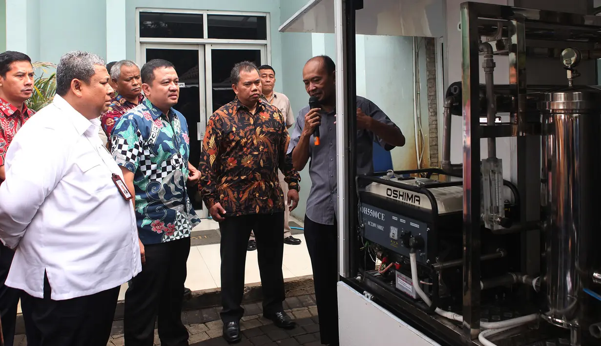 Deputi Usaha Bidang Energi, Logistik, Kawasan dan Pariwisata Kementerian BUMN Edwin Hidayat Abdullah dan Dirut Perum Jasa Tirta II Jatiluhur Djoko Saputro (kiri) melihat simulasi Portable Water Treatment, Jakarta, Jumat (9/11). (Merdeka.com/Imam Buhori)