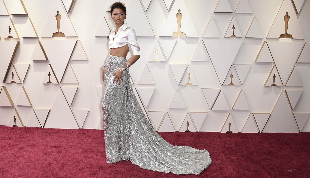 Zendaya berpose untuk fotografer setibanya pada perhelatan Academy Awards ke-94 atau disebut juga Piala Oscar 2022di Dolby Theatre di Los Angeles Minggu (27/3/2022). Zendaya tampil memukai mengenakan kemeja crop satin sutra dan rok metalik bling-bling. (AP Photo/Jae C. Hong)