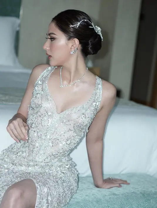 Look makep sendiri biasanya menyesuaikan dengan pakaian yang dikenakan. Mila sendiri sudah tampil glam dan sparkling dengan wedding dress dari Tex Saverio. [Foto: Instagram @evalovira]