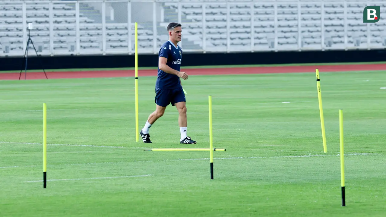 Foto: Sibuknya John Herdman Menyiapkan Perlengkapan Latihan Timnas Indonesia